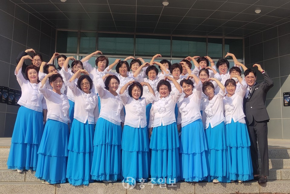 한국생활개선회홍성군연합회 회원들이 기념 촬영을 하고 있다.