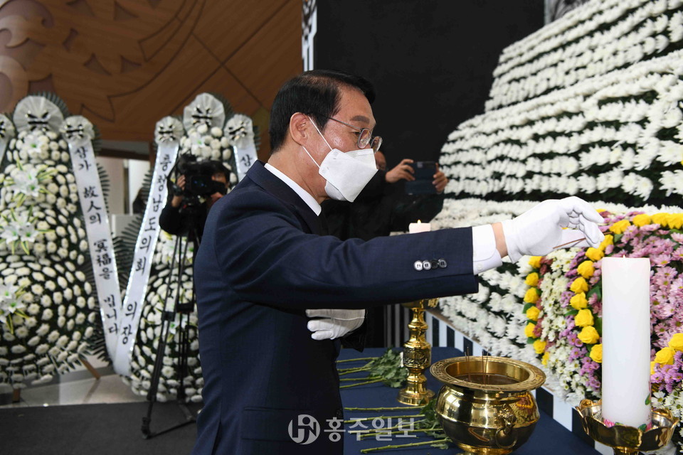 이용록 홍성군수가 충남도청 1층 로비에 마련된 이태원 사고 사망자 합동분향소를 찾아 조문하고 있다.