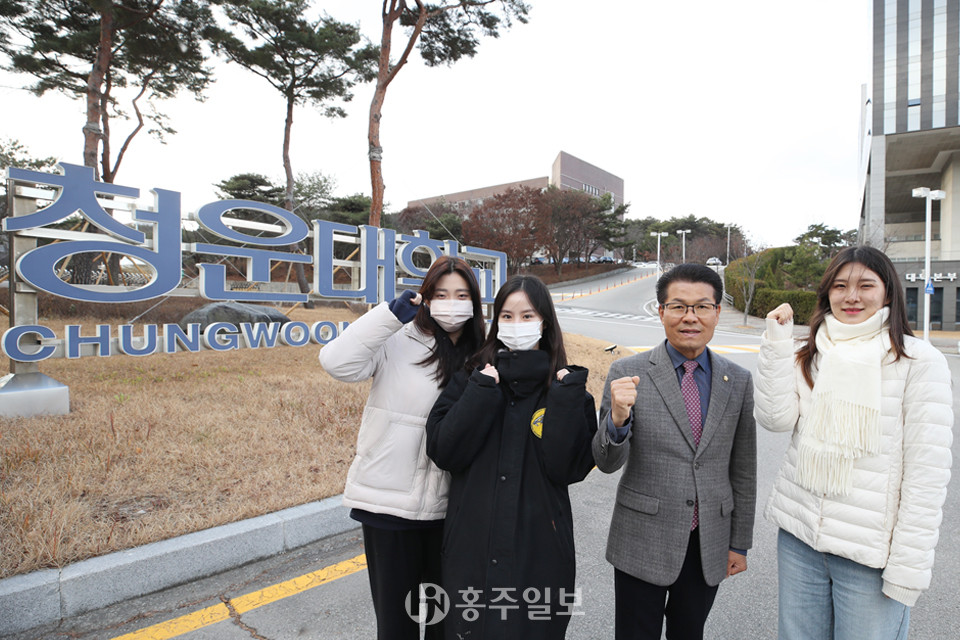 김덕배 홍성군의원이 청운대학교 학생들과 기념 촬영을 하고 있다.