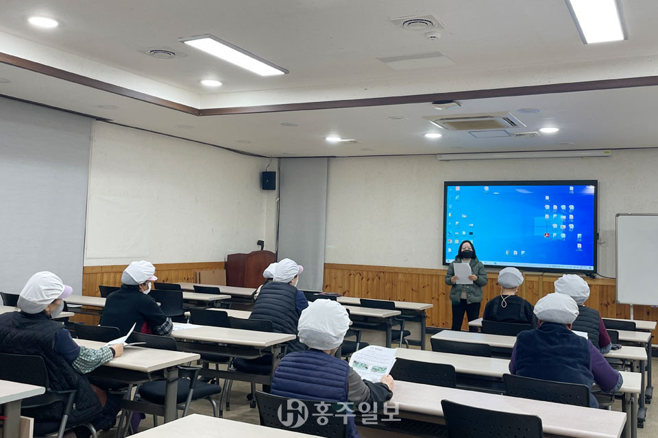 작업근로자를 대상으로 진행한 현장 교육 모습.