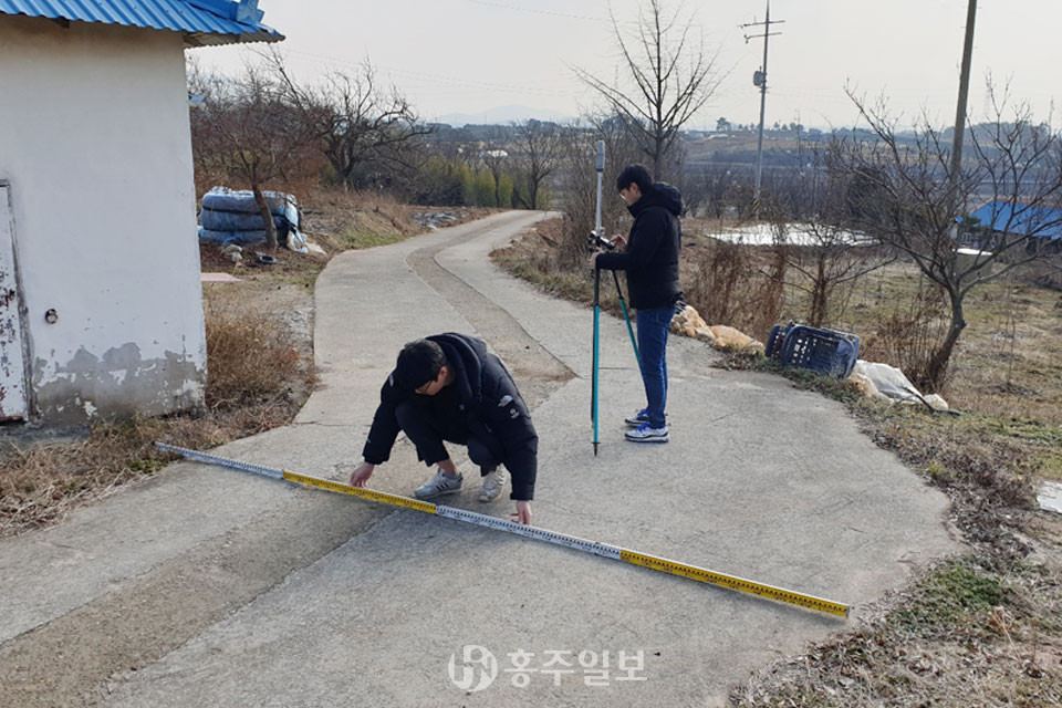 관계자들이 설계를 시행하고 있는 모습.