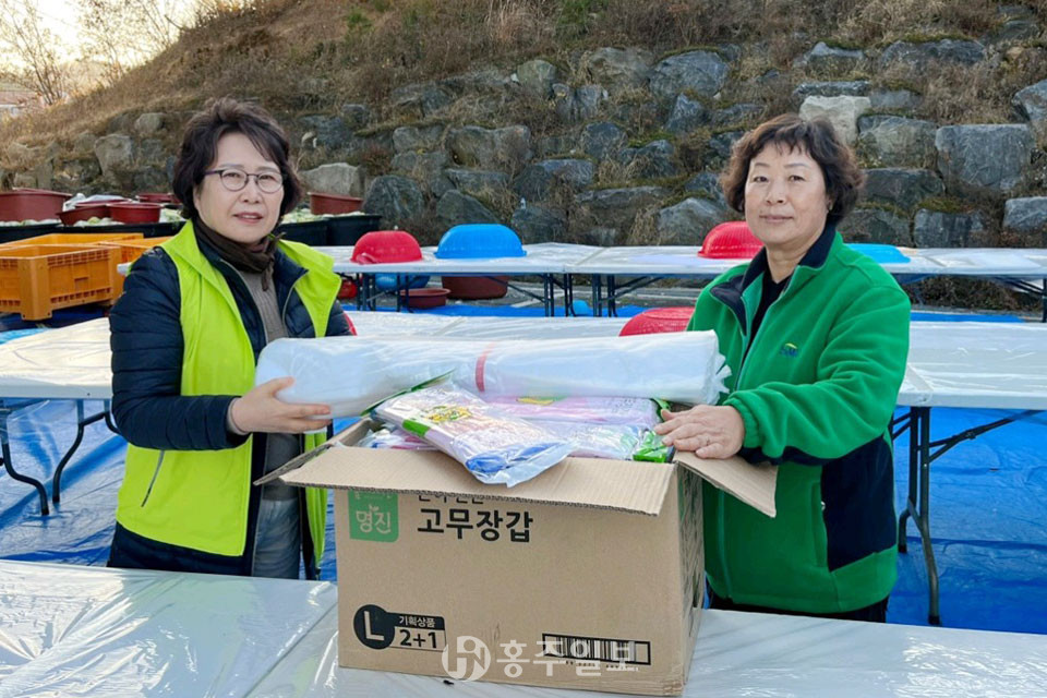 자원봉사자들이 김장 물품을 꺼내고 있는 모습.