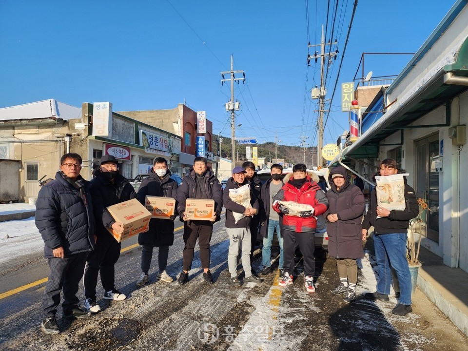 갈산면 낚시동호회 ‘호형호제’의 기부물품 전달 장면