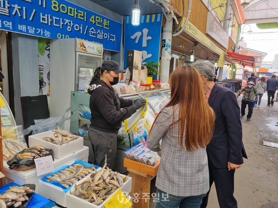 먹거리 단속 모습(출처 홍성군)