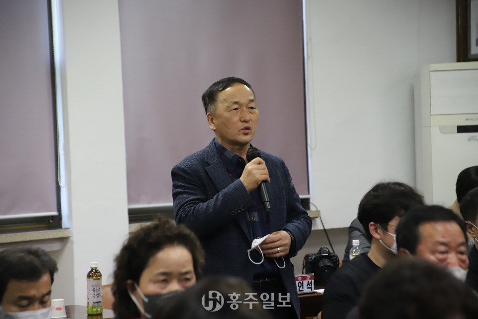 용봉산 개발 계획에 대해 질문하는 이종광 상하리 하산마을 이장