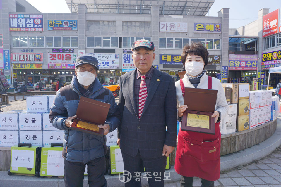 김용태 이장(가운데)이 장수상와 효행상 수상자와 함께 기념사진을 촬영했다.