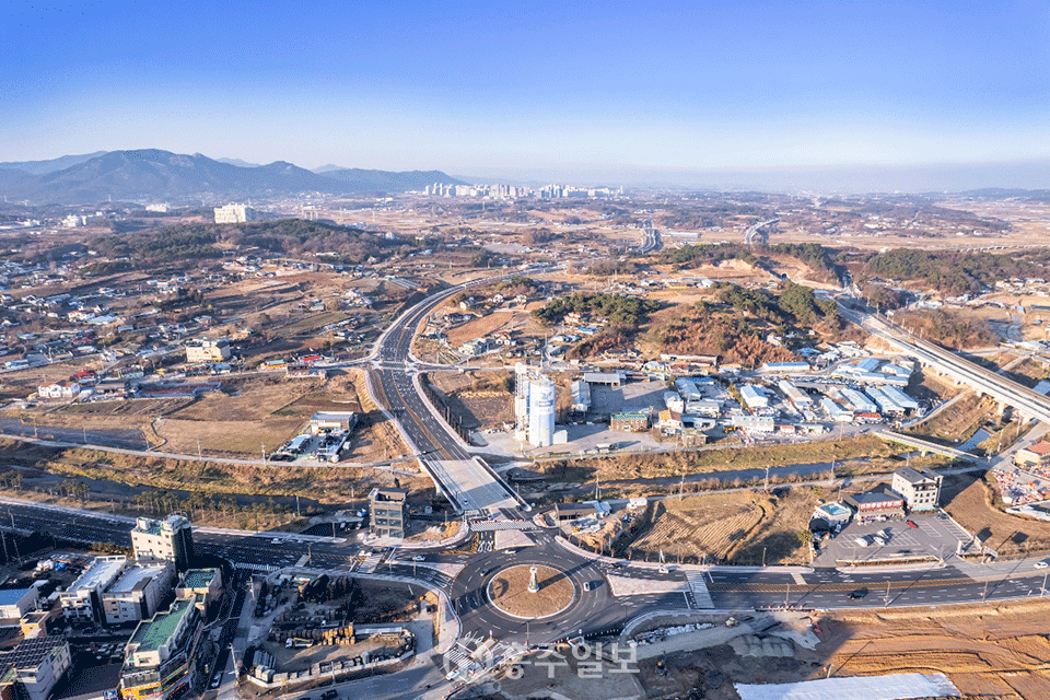 약 5분 만에 홍성역에서 내포신도시를 잇는 도시첨단산단 진입도로가 오는 15일 개통을 앞두고 있다.