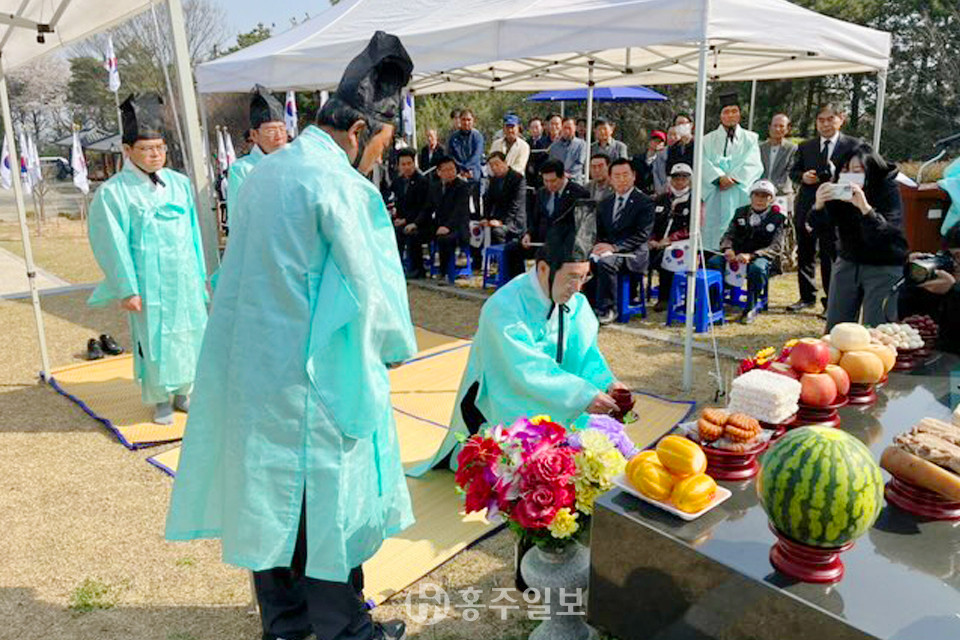 이용록 군수가 추모제에서 봉행을 하고 있다.