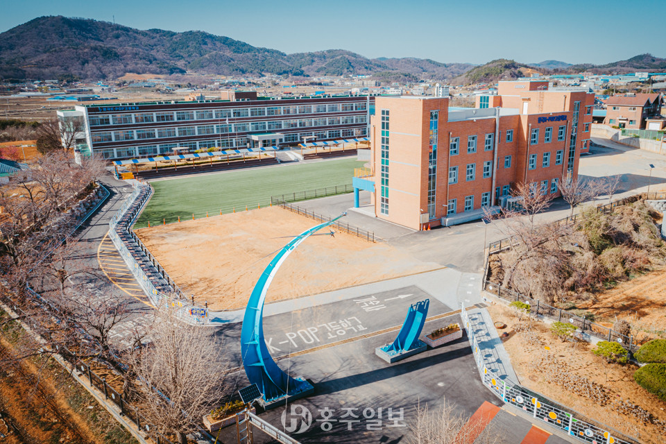 새롭게 정비된 한국 K-POP고등학교 전경.