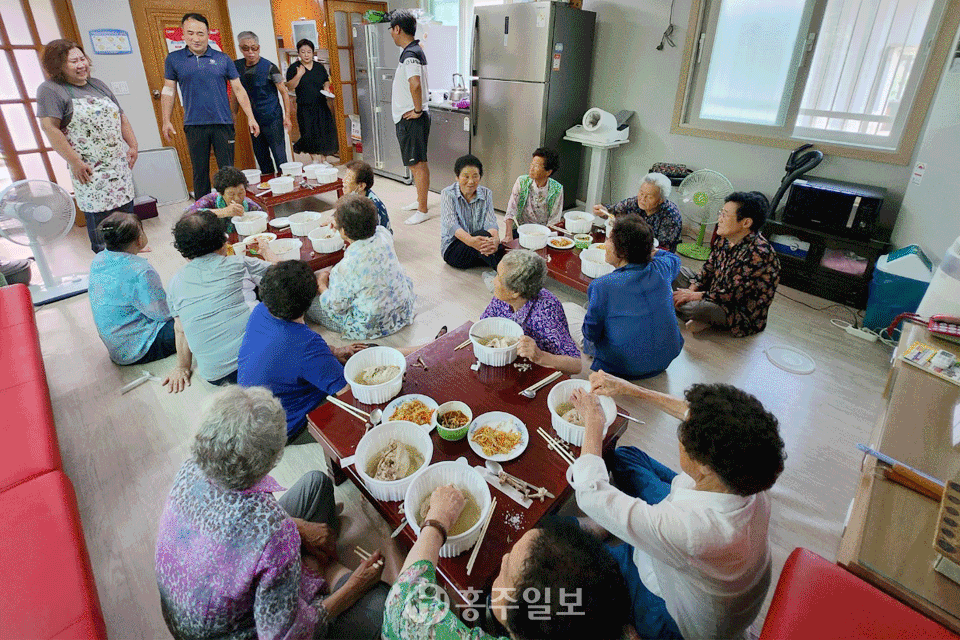 박혜경 혜경요양원장이 지난 21일 갈산면 상촌리 상촌마을회관에서 마을 어르신들께 삼계탕을 대접했다.