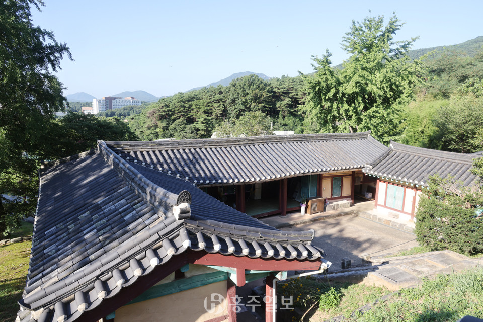 덕산향교 전경. 왼쪽이 동재와 대성전, 오른쪽 건물이 서재다.