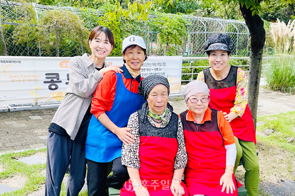 송점순 사무장(사진 왼쪽)과 ‘오서산 밥팀’어르신들.