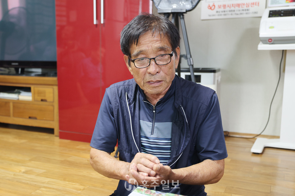 친인척의 이름과 석면질환을 꼼꼼히 되짚으며 가족들의 피해를 설명하고 있는 김종구 씨. 