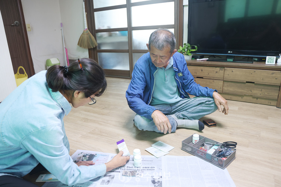 신은미 활동가와 신동실 씨 자택에서 석면피해에 대한 대화를 나누고 있다.