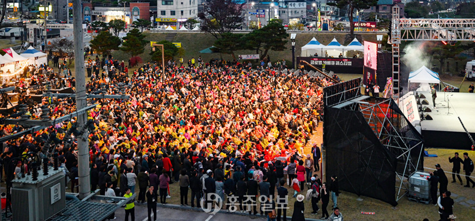 주무대에서 진행하는 공연 괌람을 위해