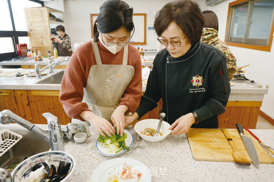 조병숙 원장이 요리실습을 하고 있다.