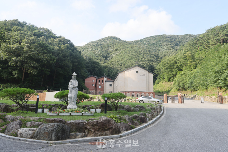 수리치골 성모성지의 미리내 성모성심수녀회총원.