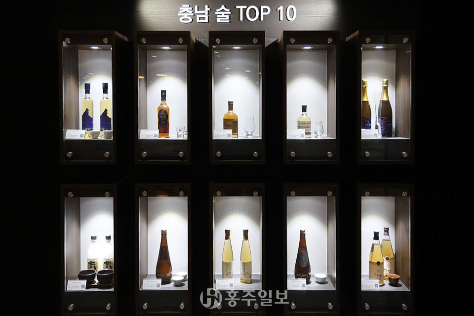 충남도청 1층 로비에 마련된 ‘2024 충남 술 10선’ 전시관.