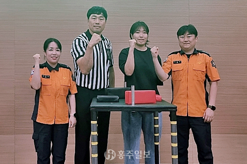 대한민국 팔씨름계 간판스타 남우택 심판(왼쪽에서 두번째)과 여성부 1위를 차지한 박진아 소방사(왼쪽부터 세번째)가 기념사진을 촬영했다.
