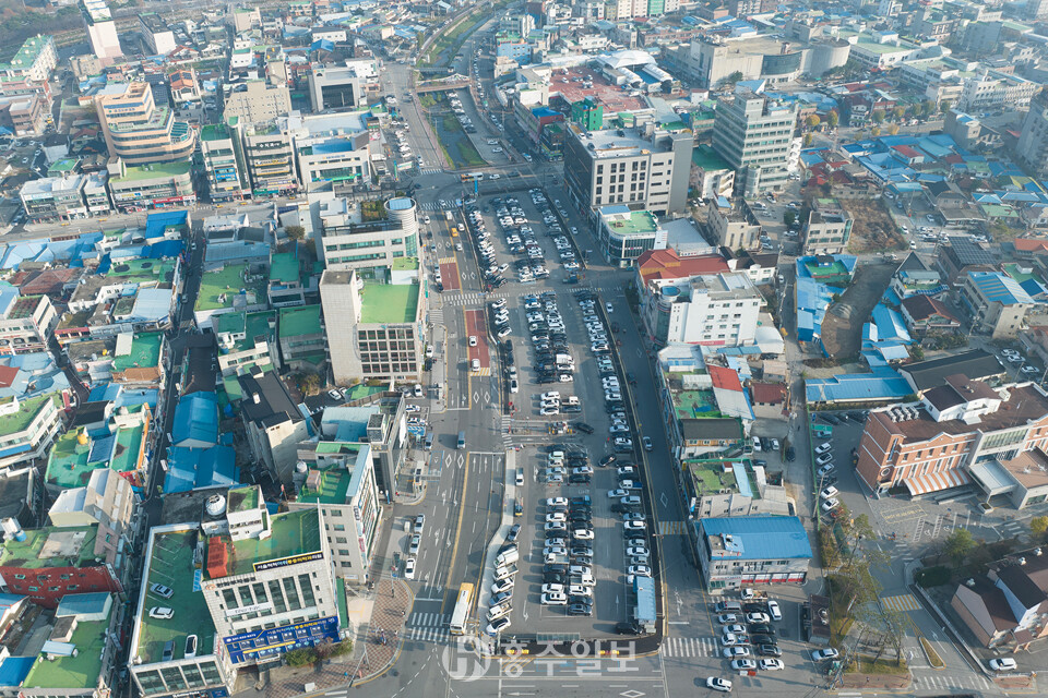 홍성천 복개주차장 전경.<br>