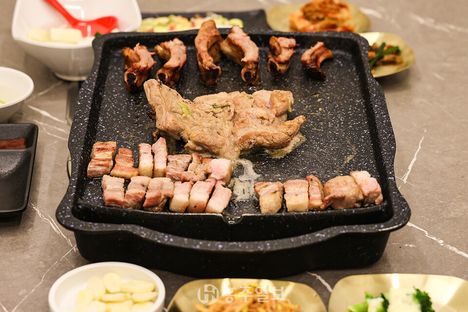 항아리에서 초벌된 고기가 불판 위에 놓였다.