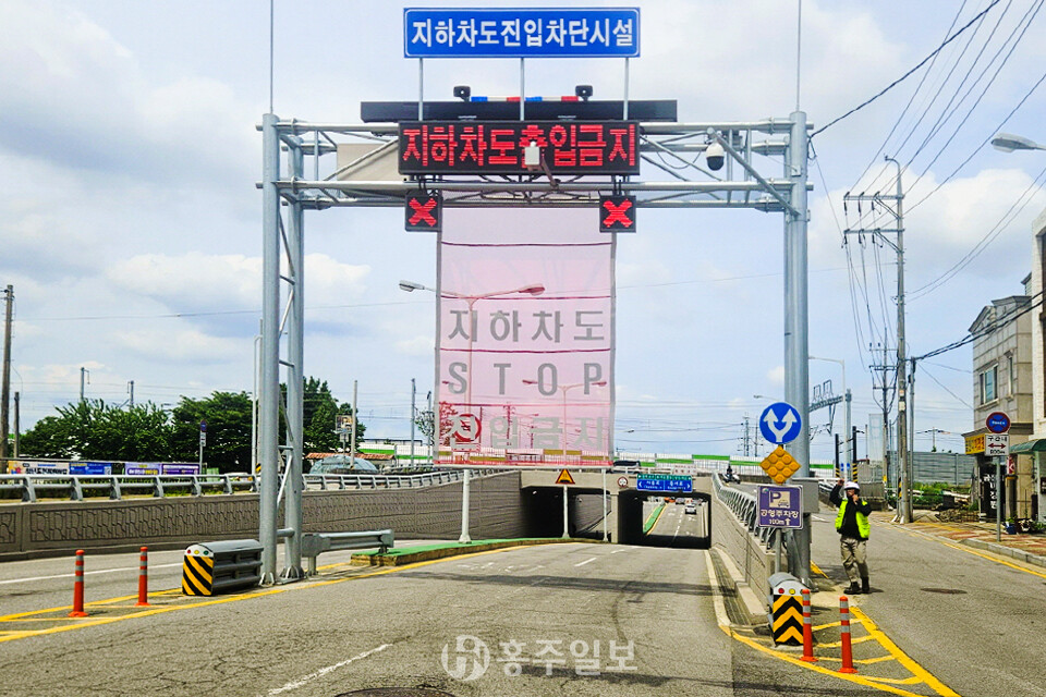 산성지하차도 진입 차단시설.