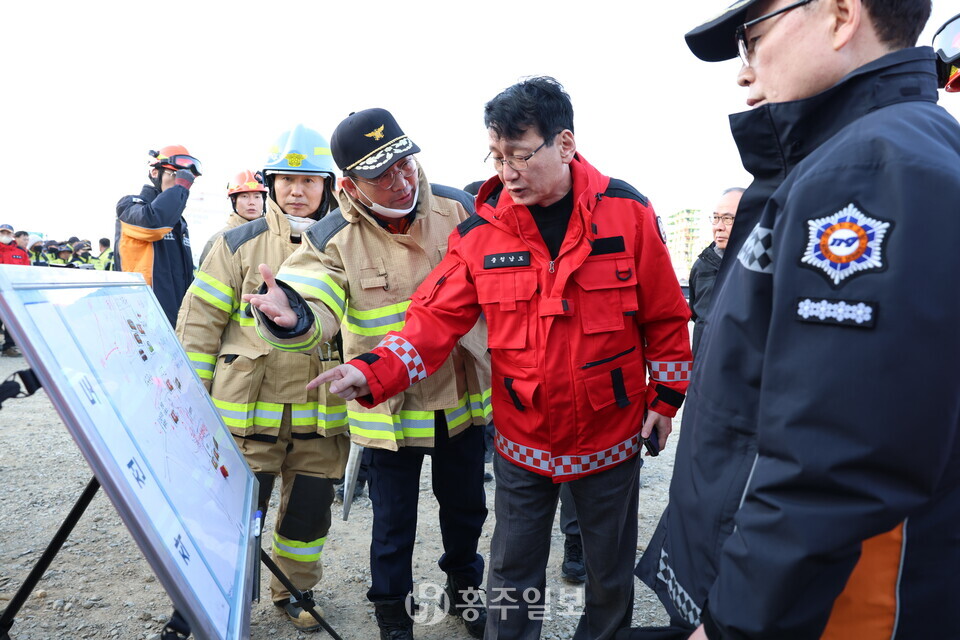 21일 서산시 대산읍 산불 대응 현장 지휘본부에서 홍종완 충남도 행정부지사가 소방 관계자들과 산불 진화 및 확산 방지 대책을 논의하고 있다.