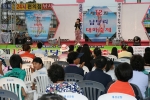 1부 개막식에 이어 저녁 6시에 남당리 대하 축제장에서 펼쳐진 축하공연에 참석한 가수 주현미 씨가 축하공연무대에서 '신사동 그사람'을 부르고 있다.