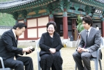 본지는 지난 25일 백야 김좌진 장군 제향에 참석한 김을동 (사)김좌진장군기념사업회 이사장과 기념사업회 이사인 탤런트 송일국씨를 전용식 편집국장이 만나 그간 기념사업회의 활동과 한중우의공원,과제 등을 묻는 자리를 만들었다.