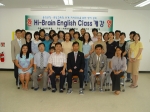 서해삼육중학교에서 개설한 Hi-Brain Class영어회화 강좌에 참가한 주민들이 단체 사진촬영을 하고 있다.