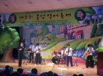 홍성영어축제에 참가한 광천중학교 6인조 밴드가 팝송 실력을 유감없이 발휘하고 있다.