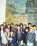 국립중앙박물관 견학 후 반 고흐의 그림 앞에서 기념촬영을 하고있는 홍성초 수학 영재학급 어린이들