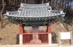 청난 5공신의 목상을 모신 홍후만전묘와 아랫자락에는 사당인 홍주청난사가 있고 그 앞으로 옮겨진 홍가신청난비