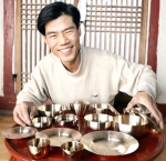 홍성군 장곡면 월계리에서 한사발이라는 이름으로 전통의 웰빙 식기를 제조하고 있는 오택문(43세)씨