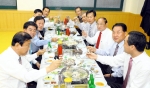 이종건 군수를 비롯한 충남도내 시장·군수들이 남당리를 찾아 새조개의 안전성을 입증하고 홍보하기위해 시식회를 갖고 있다.