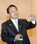 지난 30일 홍성군을 연두순방한 이완구 충남지사가 군민들의 질문에 자신감있는 답변을 하고있다.