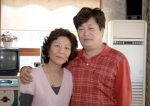 매년 이웃을 찾아 따뜻한 식사를 대접하고 있는 김두일, 윤수영 부부가 포즈를 취하고 있다.