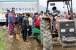 농업기술센터에서 실시한 순회 기술지도에 참석한 농업인들이 논두렁 조성기를 장착해 직접 시운전을 통해 사용법을 익히고 있다.
