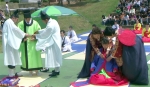 삼가례-른이 입는 3가지 복장을 갈아입히며, 그 순간순간에 교훈의 말씀을 전수한다. 관자와 계자에게 찬자와 시자가 어른이 입는 재가례복장을 입혀 주고 있다.