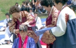 가관례-이제 어른이 되었음을 상징하는 의미로 관자에게는 관모를 계자에게는 비녀를 틀어준다. 계자에게 시자가 족두리를 씌워주고 비녀를 틀어주고 있다.