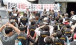 지난 1일 홍성 5일장 상우회 회원 100여명이 생계대책 마련을 요구하는 모습과 노점상 단속 예정구간