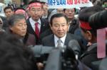 이완구 지사가 사퇴와 관련한 기자회견을 지난 3일 오후 4시에 충남도청에서 가질 예정이었으나 지지자들의 반대로 기자회견을 갖지 못했다.
