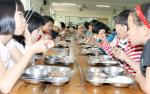 학교급식운동본부는 학교급식에 1등급 축산물 외에 친환경축산물을 구입해야 한다고 주장했다. 사진은 친환경농산물로 급식을 하고 있는 홍동초등학교 모습.