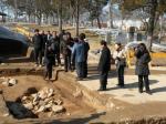홍주성남문지 발굴 현장에서 적심석(초석)이 발견됨에 따라 지도위원들과 군 관계자들이 협의를 하고 있다.