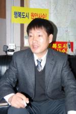 홍성민주시민연대 집행위원장을 역임한 김용일 씨가 민주당 후보로 군수 선거에 나서겠다는 뜻을 분명히 밝혔다.