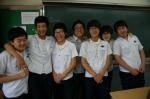 항상 밝은 표정으로 학생들을 대하는 이치연(가운데) 교사와 제자들.
