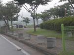 부영아파트 앞 공원 입구에 점자블록은 찾아볼수 없고 볼라드가 장애인들의 길을 막고 있다.