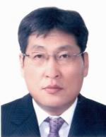 회장은 갈산면 취생리에서 부 이헌명(91년 작고), 모 최양순(2001년 작고)의 1남5녀 중 막내로 태어났다. 갈산초(46회), 갈산중(16회), 홍성고(26회)와 건국대학교(농화학)에서 학사&#8228;석사를 마쳤으며, 한남대학교에서 이학박사학위를 취득했다. 현재 (사)한국담배협회 상임부회장으로 재임 중이다. 아내 이계숙과는 1977년 결혼하여 1남1녀를 두었다. 충남대를 나와 국민대학교 교직원으로 근무하는 장녀 수진(34세)은 결혼하여 세 살 된 아들이 있다. 아들 현흥(29세)은 충남대학교 천문우주학과를 졸업하고 현재 취업준비 중이다.