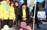 시장 유세에 나선 민주통합당 전병헌 국회의원