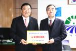 충남개발공사(사장 박성진)은 지난 18일 홍성군청을 방문해 '지역사랑 나누기 성금' 300만원을 기탁했다. 성금을 전달하고 있는 류인철 관리이사